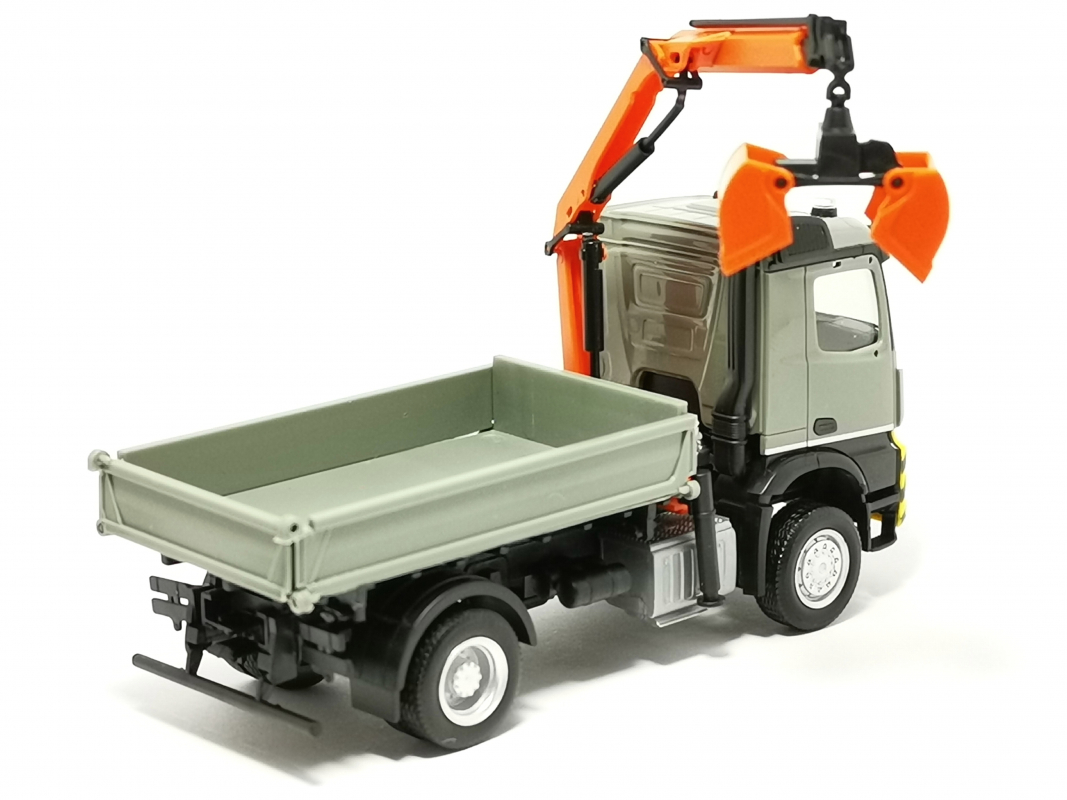 315906 Mb Arocs M Dreiseitenkipper mit Ladekran, grau/gelb Herpa