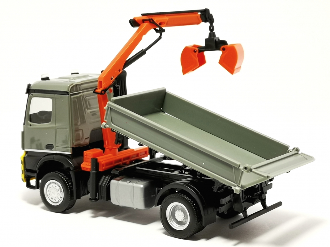 315906 Mb Arocs M Dreiseitenkipper mit Ladekran, grau/gelb Herpa