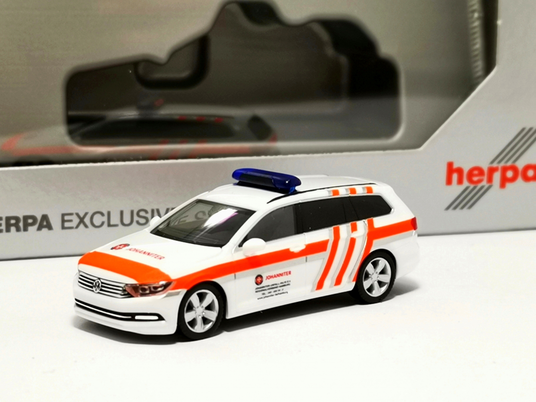 952842 Volkswagen VW Passat Variant "Johanniter Hamburg" Herpa