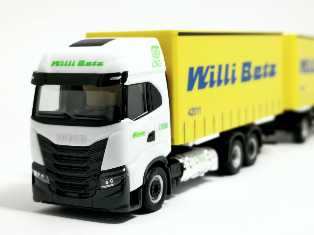 315913 Iveco S-Way LNG Wechselgardinenplanen-Hängerzug „Willi Betz“ Herpa