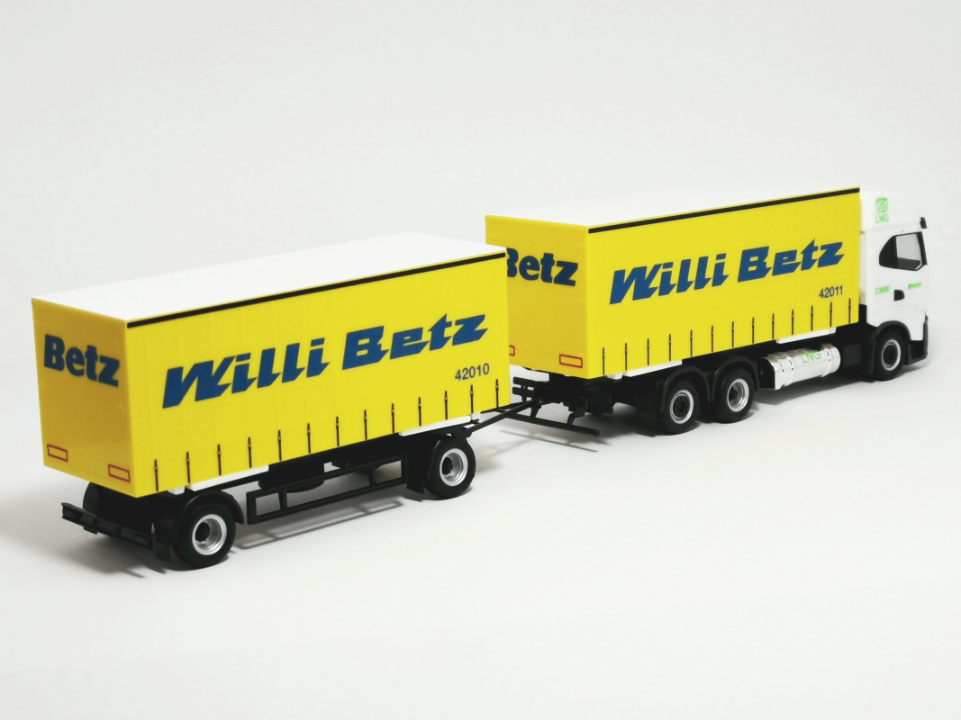 315913 Iveco S-Way LNG Wechselgardinenplanen-Hängerzug „Willi Betz“ Herpa