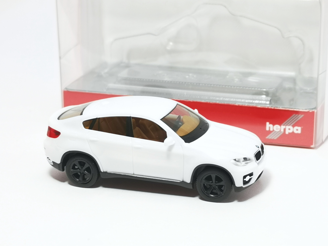 024037-006 BMW X6, weiß, Felgen schwarz Herpa
