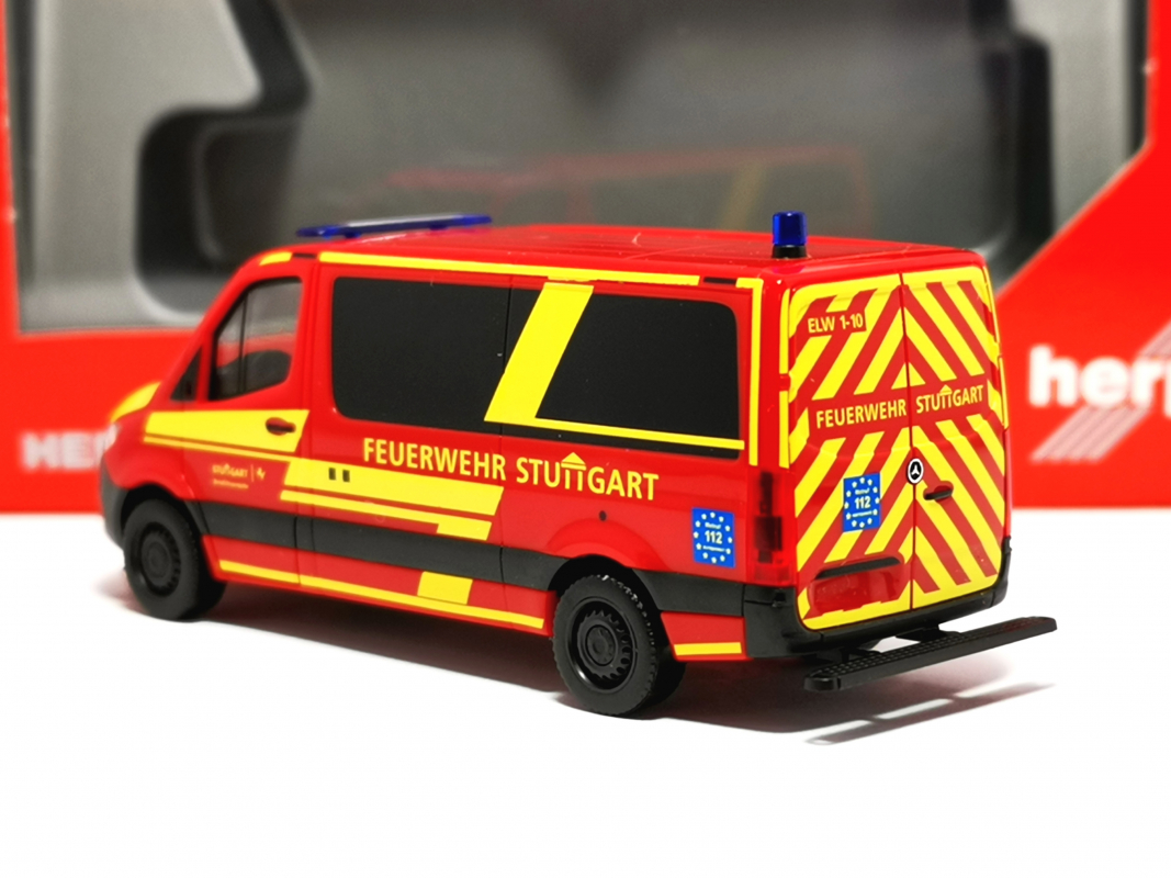 097345 Mercedes-Benz Sprinter '18 Bus Flachdach "Branddirektion Stuttgart" Herpa