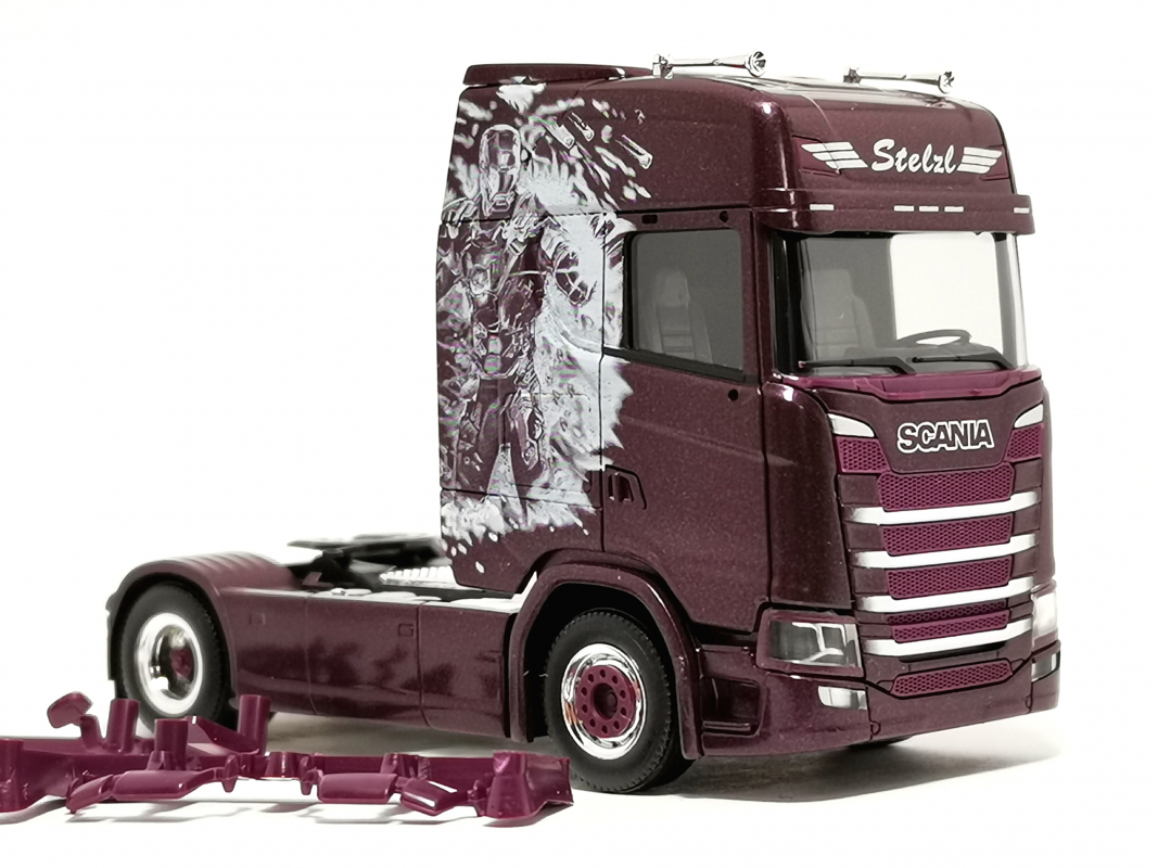 Scania CS20 HD Zugmaschine "Stelzl - Iron Man/Black Widow" Herpa