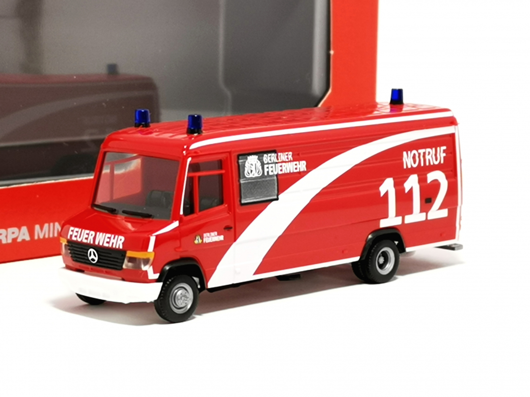 097444 Mercedes-Benz Vario Langkasten "Berliner Feuerwehr" Herpa