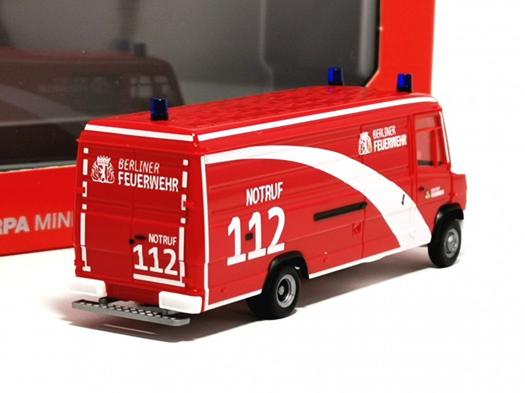 097444 Mercedes-Benz Vario Langkasten "Berliner Feuerwehr" Herpa