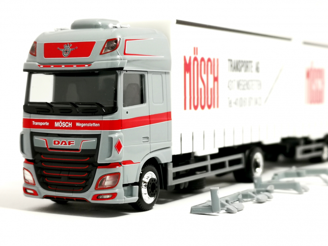 953184 DAF XF SSC Volumenplanen Hängerzug "Mösch" Herpa