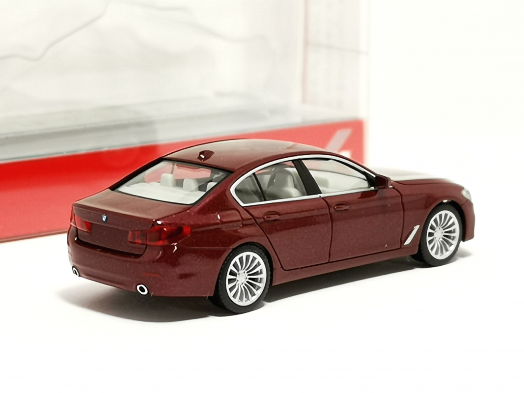 430692-005 BMW 5er Limousine, Aventurinrot metallic Herpa