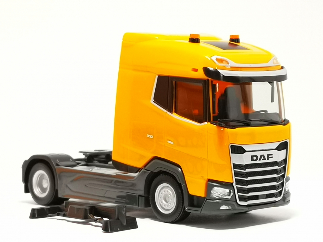 DAF XG Zugmaschine 2a, kommunalorange Herpa