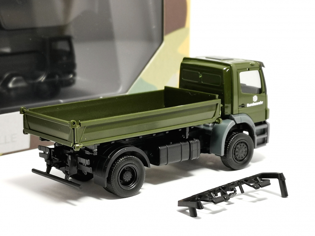 746946-002 Mercedes-Benz Axor 3-Seitenkipper "Bundeswehr" Herpa