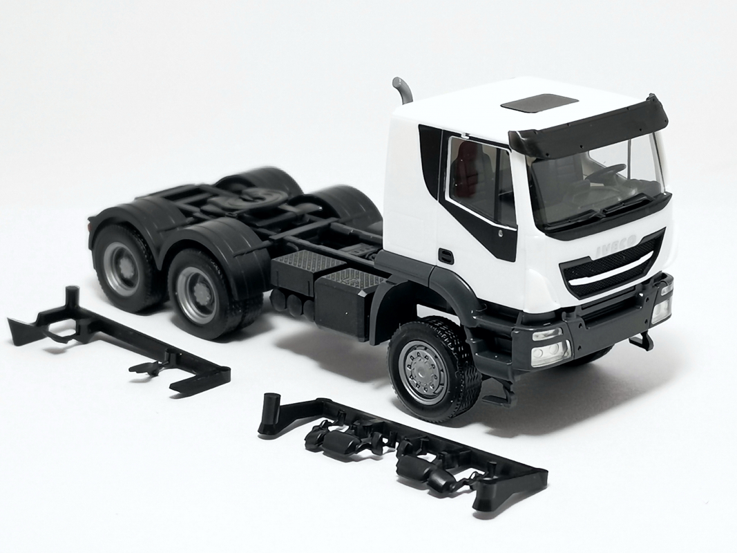 310529 Iveco Trakker Zugmaschine 6×6, weiß Herpa -SALE-