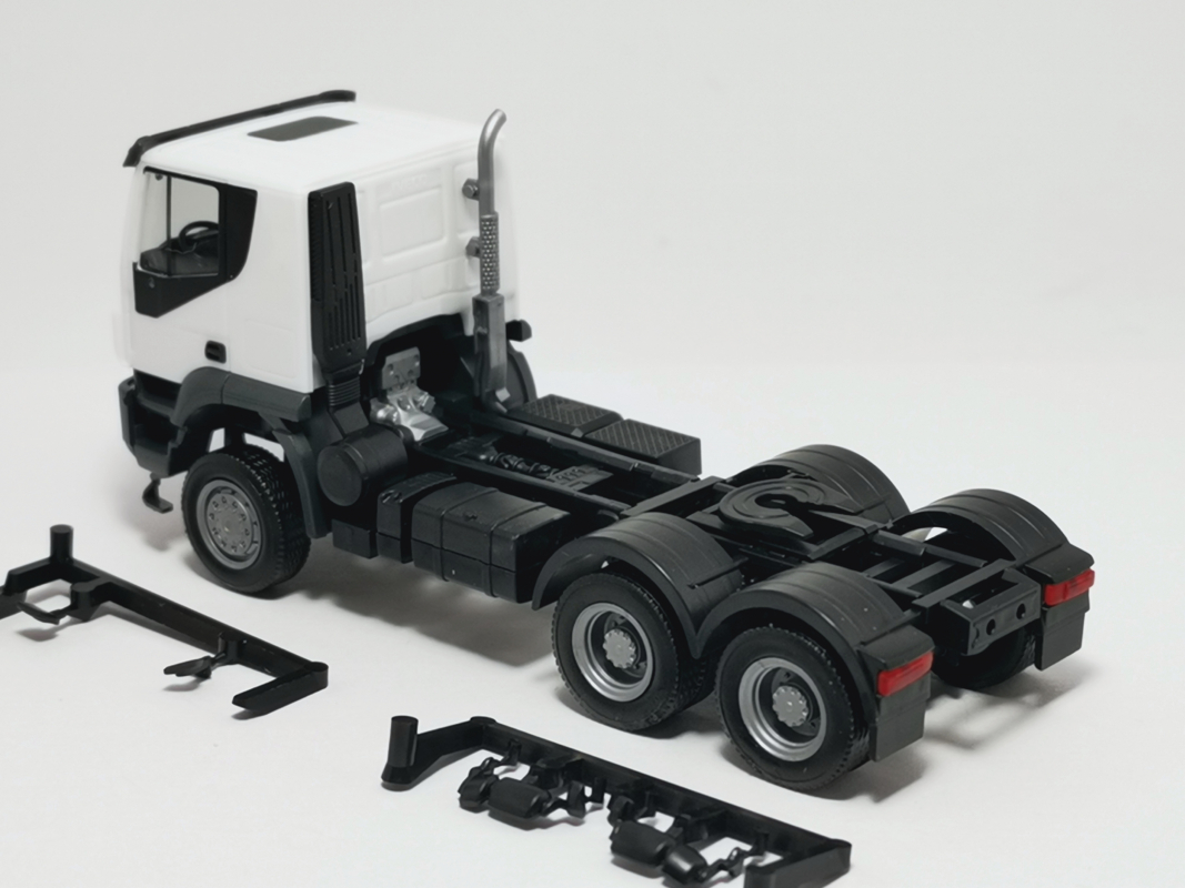 310529 Iveco Trakker Zugmaschine 6×6, weiß Herpa -SALE-