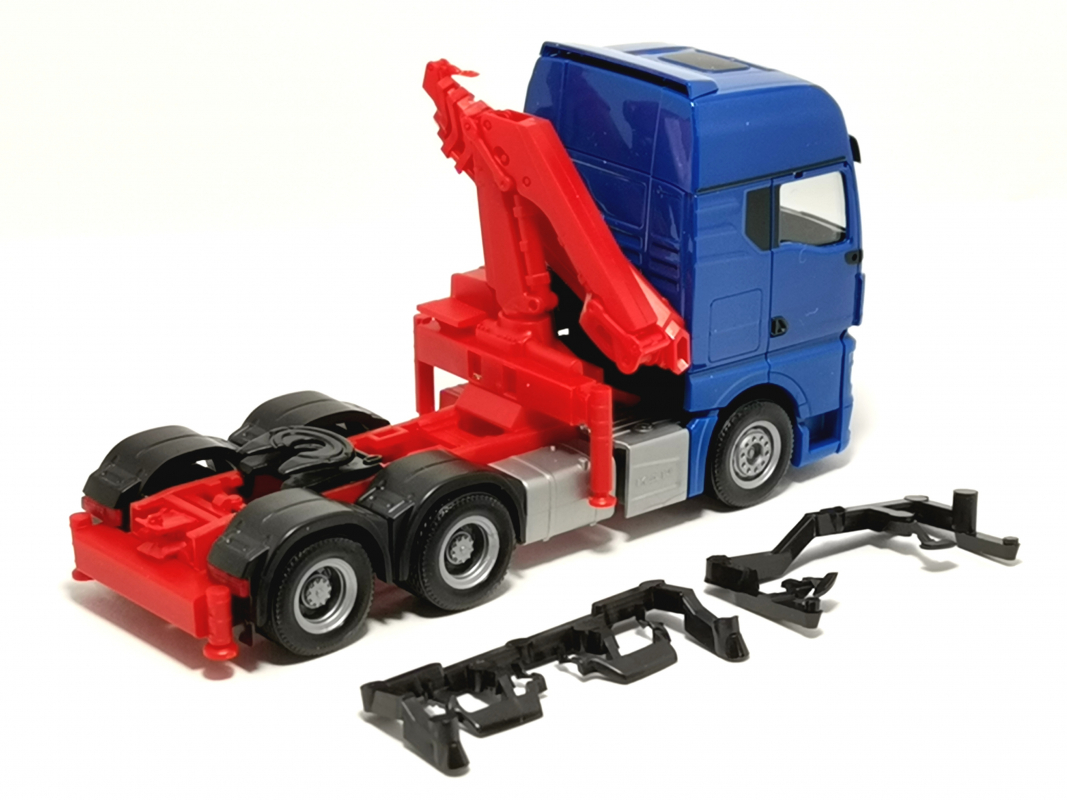 313100-002 MAN TGX GX 6x4 Zugmaschine mit Ladekran, blau Herpa