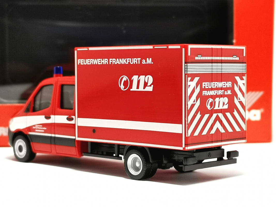 097789 MB Sprinter '18 Doppelkabine Koffer "Feuerwehr Frankfurt am Main" Herpa