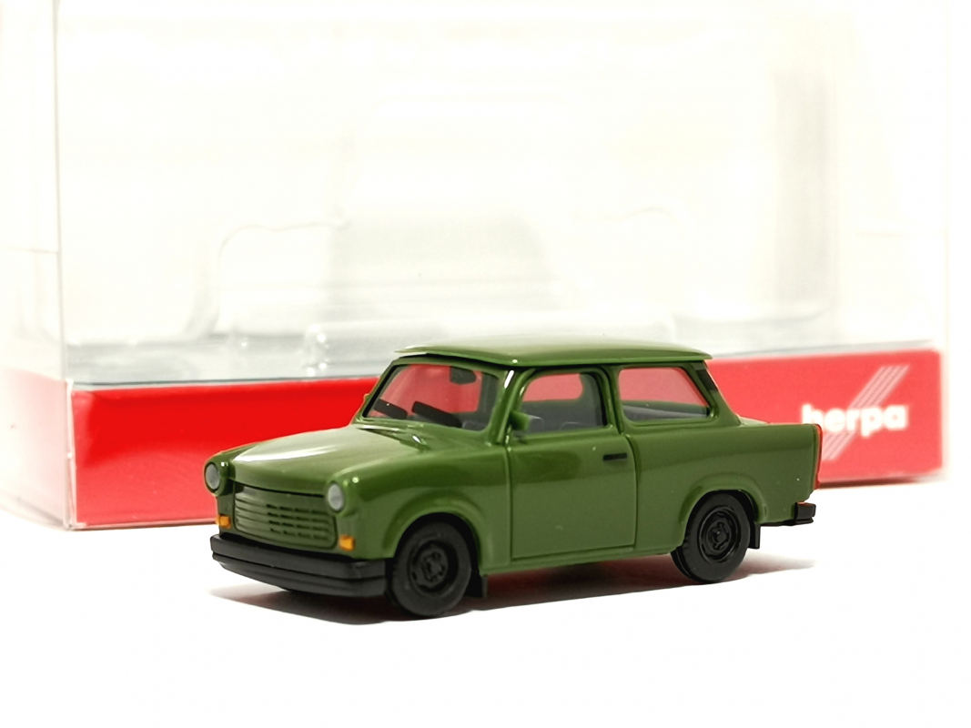 027342-005 Trabant 1.1 Limousine, olivgrün (NVA) Herpa