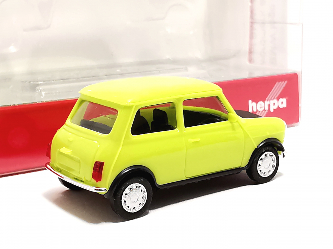 421140 Mini Mayfair mit 2 Zusatzscheinwerfern und zweiteiligem Grill, hellgrün Herpa