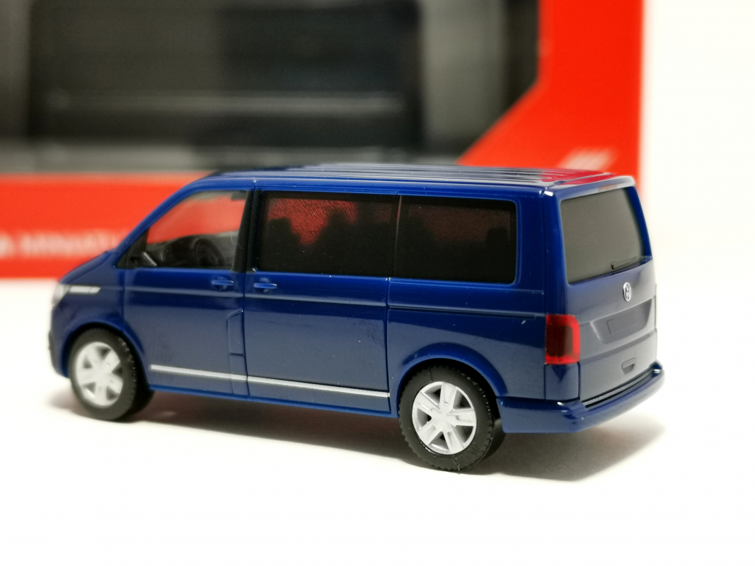 096782-002 Volkswagen (VW) T6.1 Caravelle, deep ocean blue Herpa