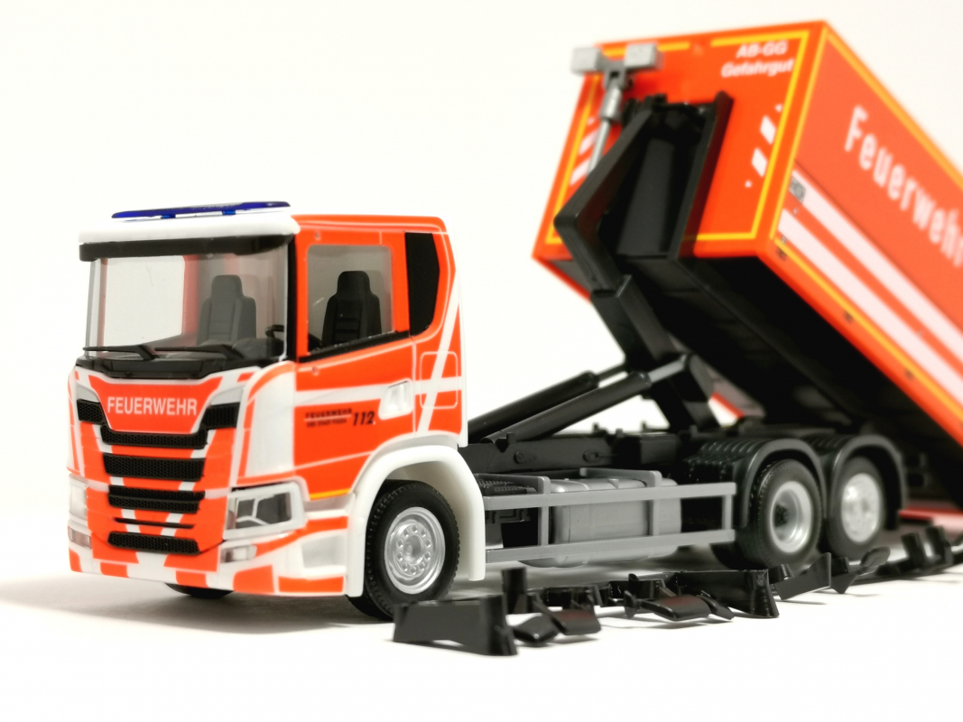 097871 Scania CG17 Wechsellader-LKW "Feuerwehr Fulda" Herpa