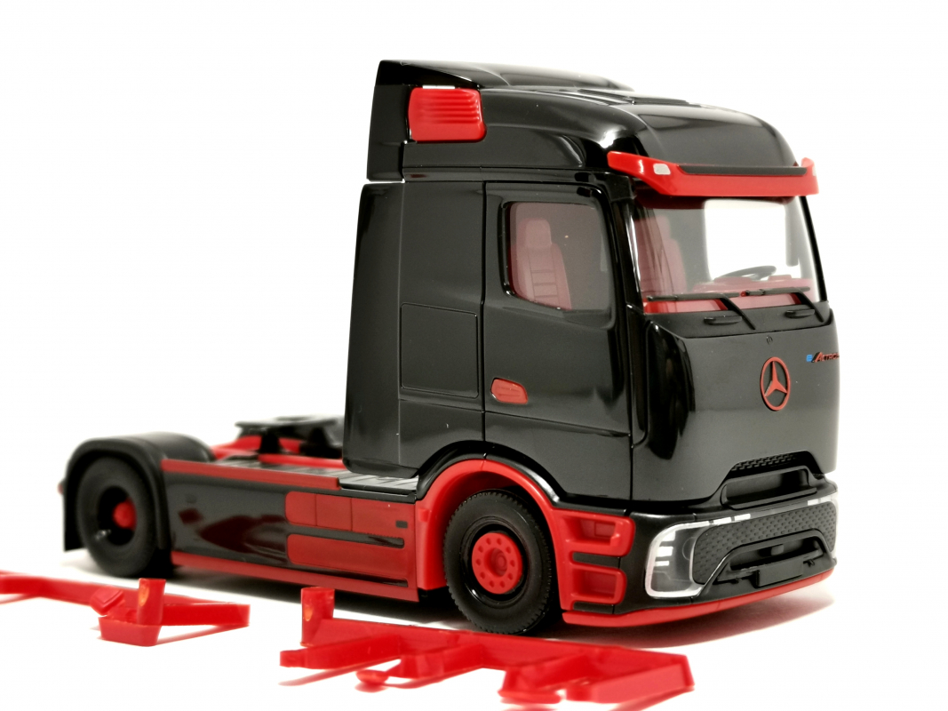 318211 Mercedes-Benz eActros 600 Procabin Solozugmaschine 2achs, schwarz/rot Herpa