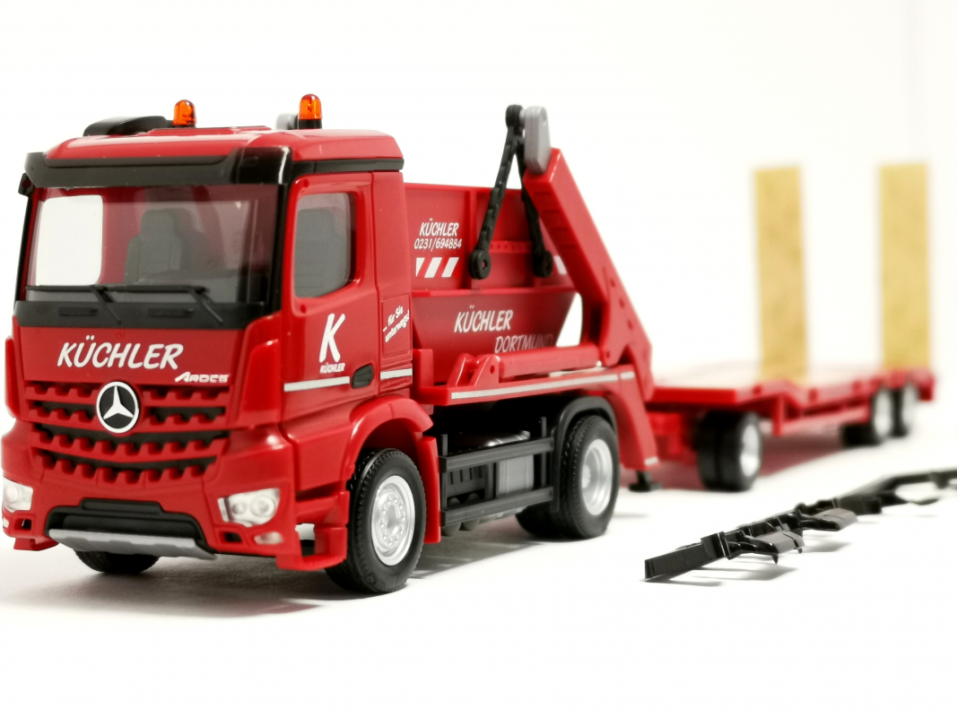 3318396 Mercedes-Benz Arocs Absetzkipper AK12 mit TU3-Anhänger "Küchler" Herpa