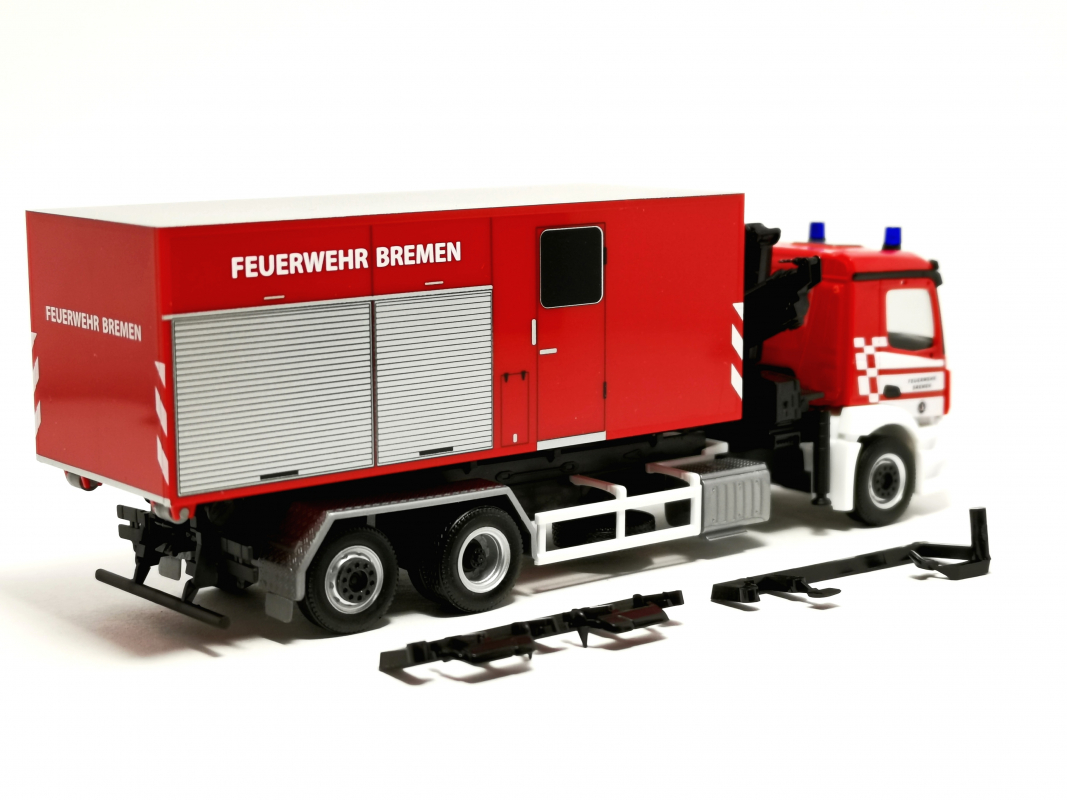 098151 Mercedes-Benz Actros M Wechselladerfahrzeug "Feuerwehr Bremen" Herpa