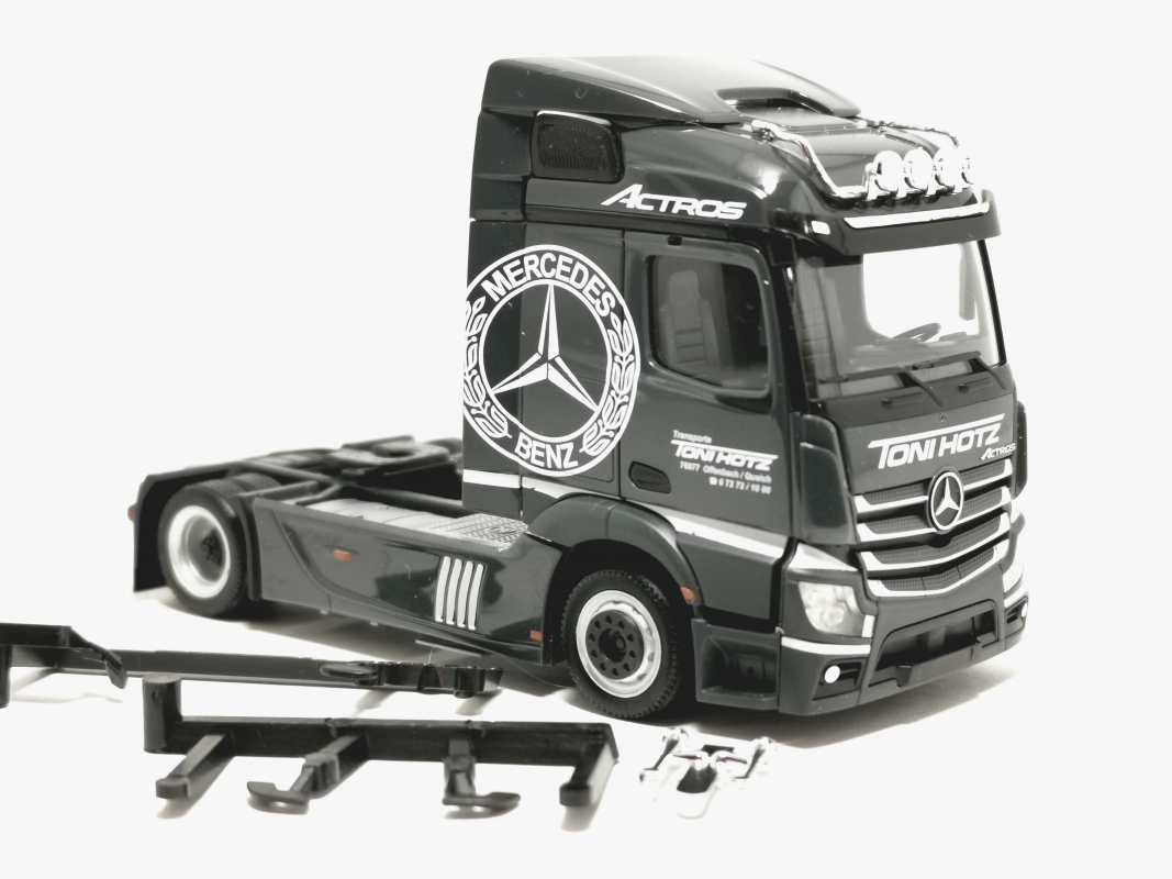 Mb Actros Streamspace 2.3 Zugmaschine "Toni Hotz" Herpa