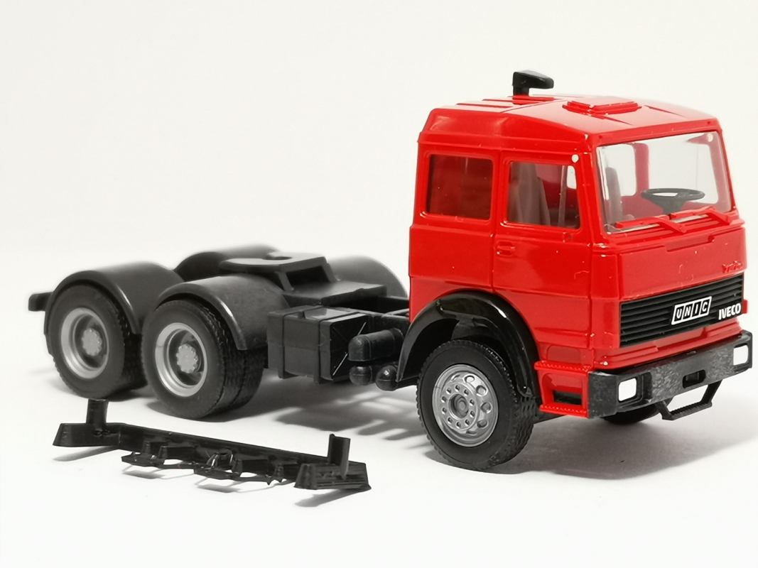 Iveco Unic Zugmaschine 3a, rot Herpa