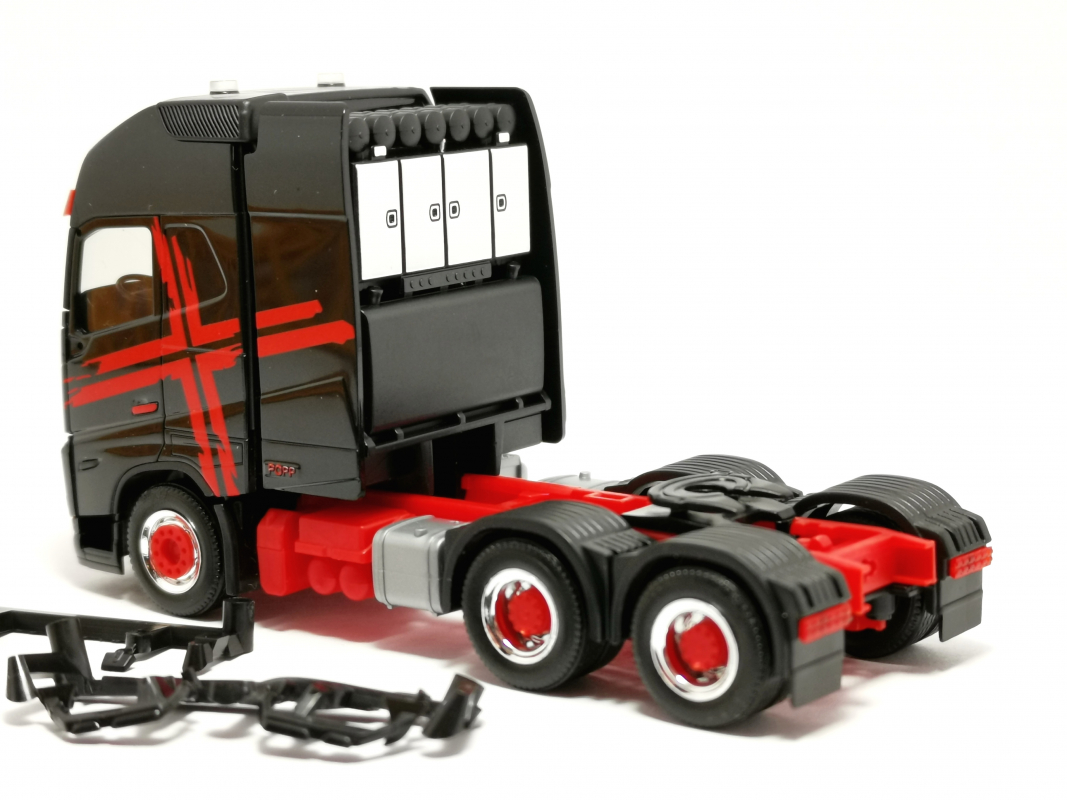 318624 Volvo FH GL XL 2020 Zugmaschine mit Schwerlastturm, schwarz/rot Herpa