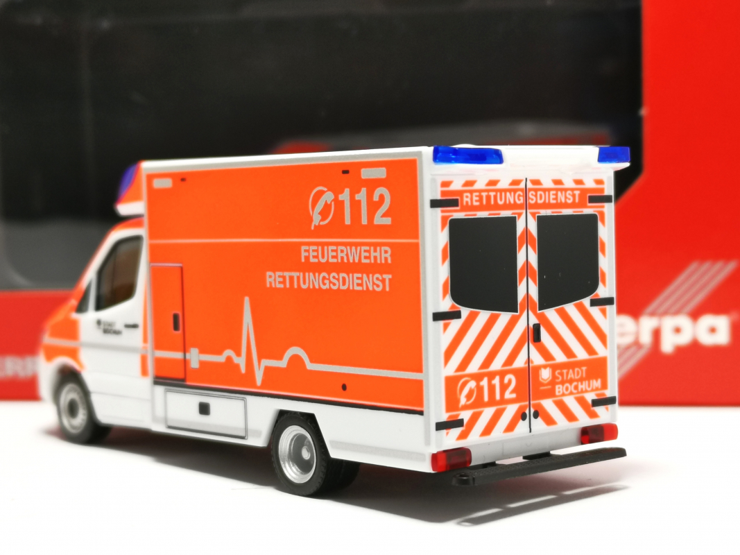 097116 Mercedes-Benz Sprinter 18 Rettungswagen "Feuerwehr Bochum" Herpa