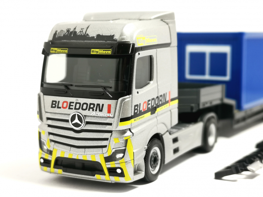 956864 Mercedes-Benz Actros L Bigspace Tieflade-Sattelzug "Bloedorn" Herpa