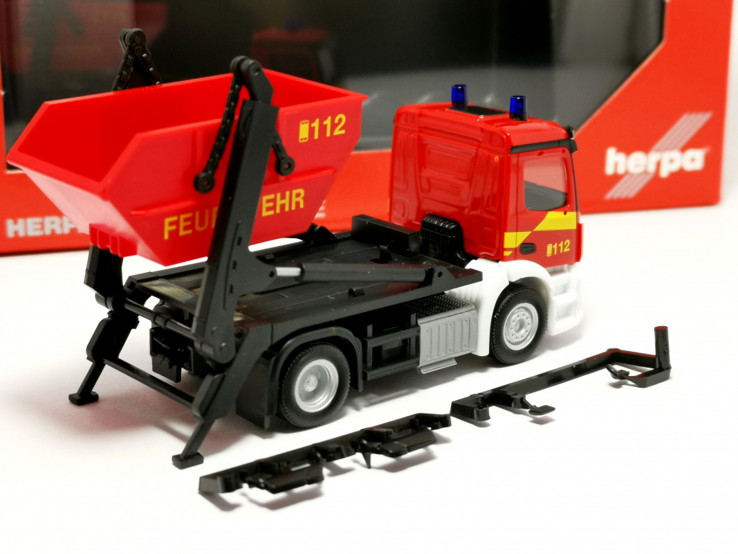 098250 Mercedes-Benz Actros S Absetzkipper AK12 "Feuerwehr" Herpa