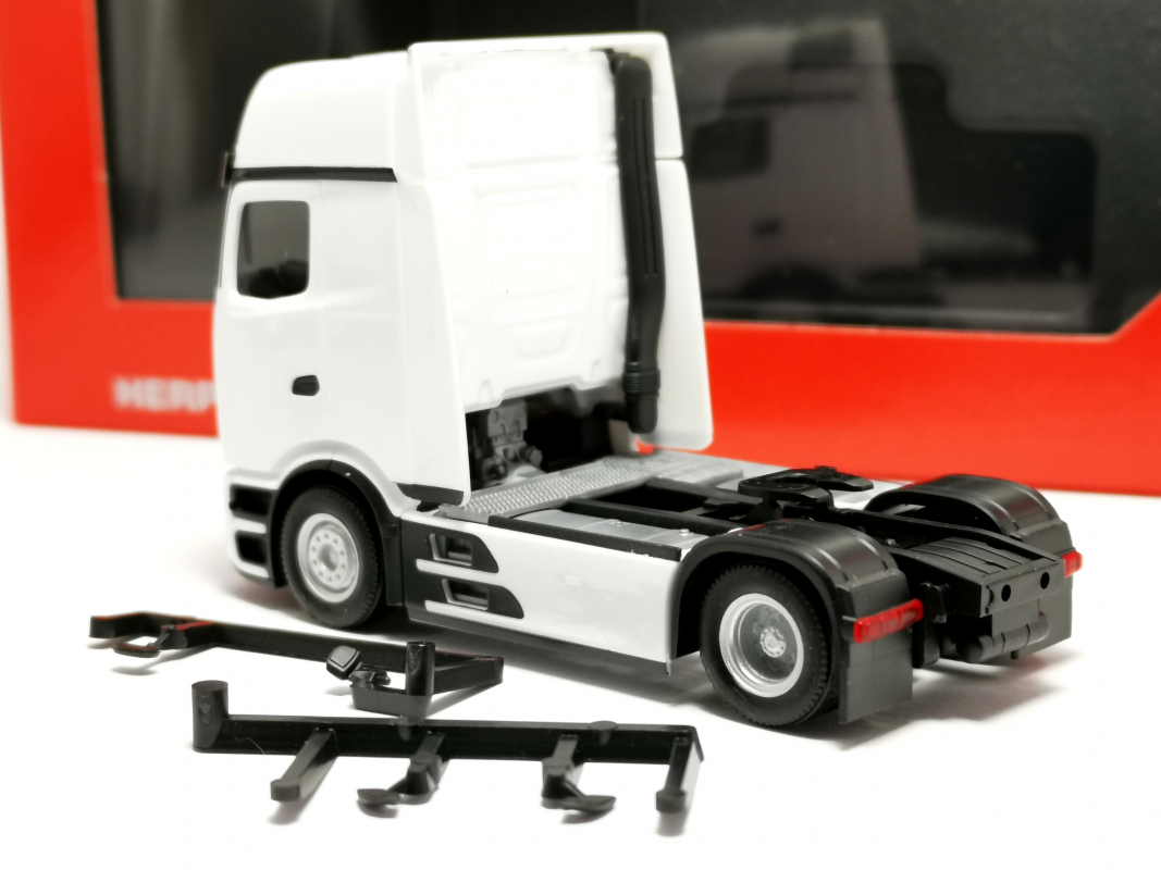 318365 Mercedes-Benz Actros L ProCabin Gigaspace Zugmaschine, weiß Herpa