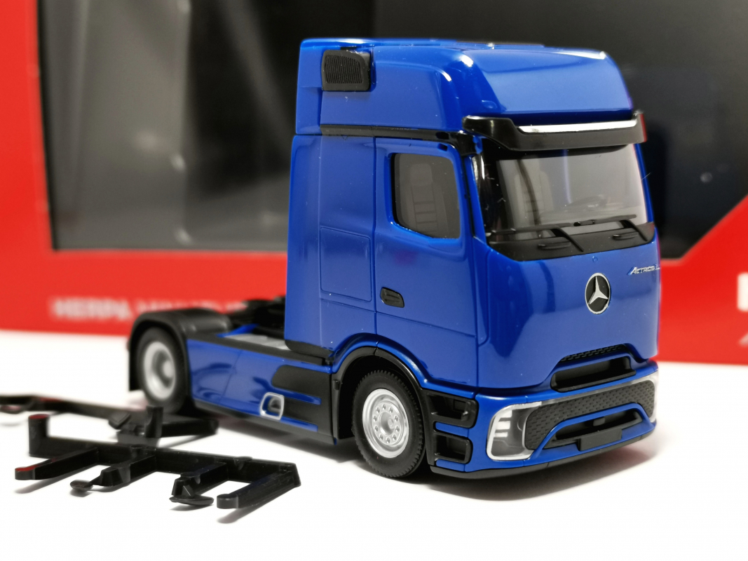 318389 Mercedes-Benz Actros L ProCabin Gigaspace Zugmaschine, blau Herpa