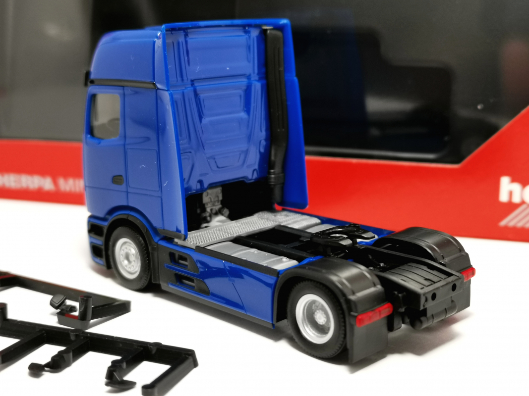 318389 Mercedes-Benz Actros L ProCabin Gigaspace Zugmaschine, blau Herpa