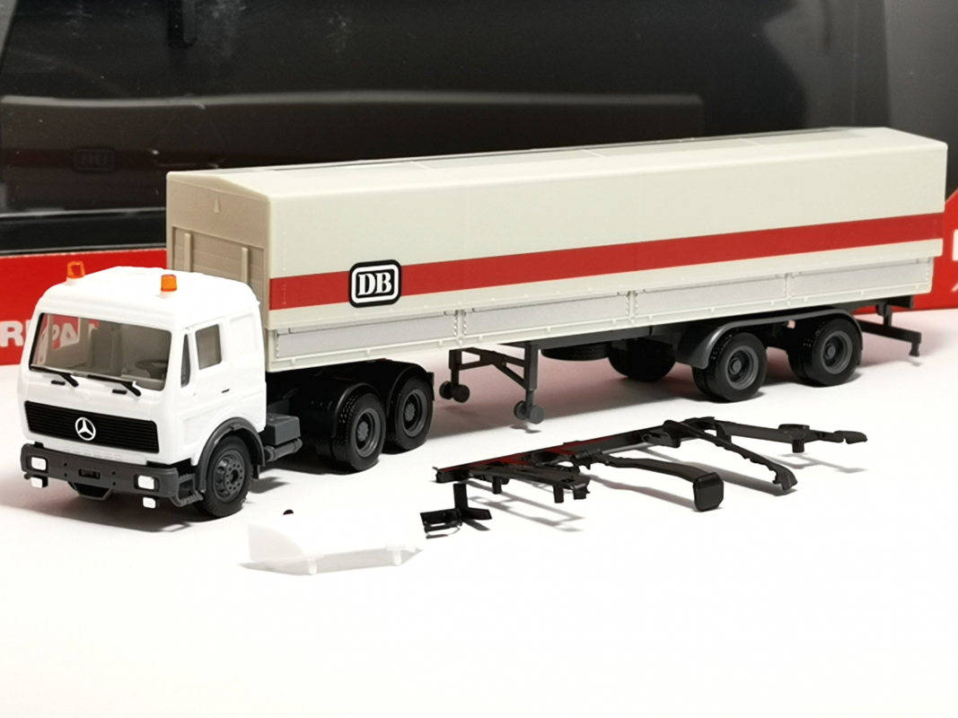 318846 Mercedes-Benz NG Planen-Sattelzug "DB" Herpa