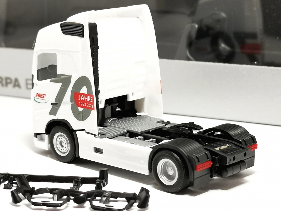 Volvo FH GL 2020 Zugmaschine "70 Jahre Pabst" Herpa