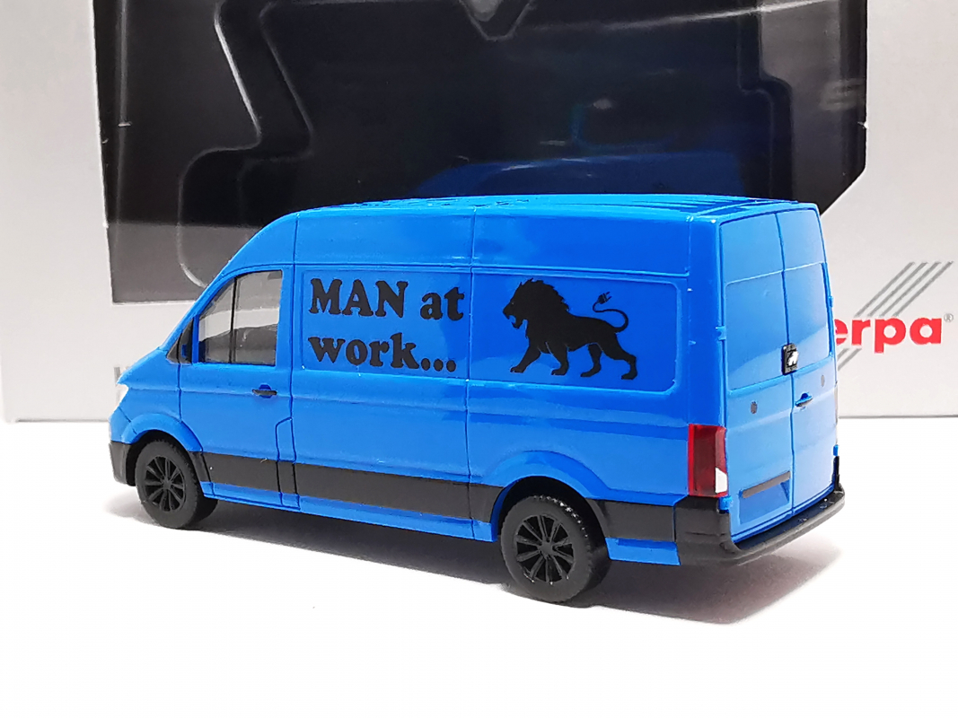 918916 MAN eTGE Kasten HD, blau Herpa
