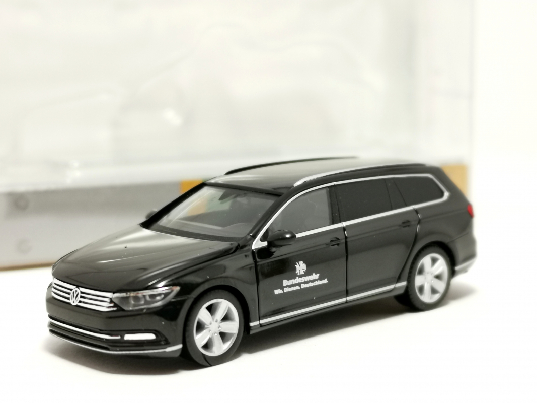 700870 Volkswagen (VW) Passat Variant "Bundeswehr" Herpa