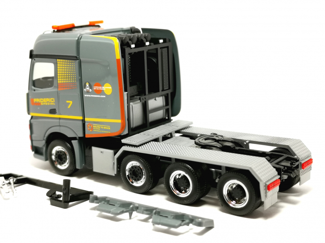 317047 Mb Arocs Bigspace Schwerlast-Zugmaschine 4achs "Friderici" Herpa