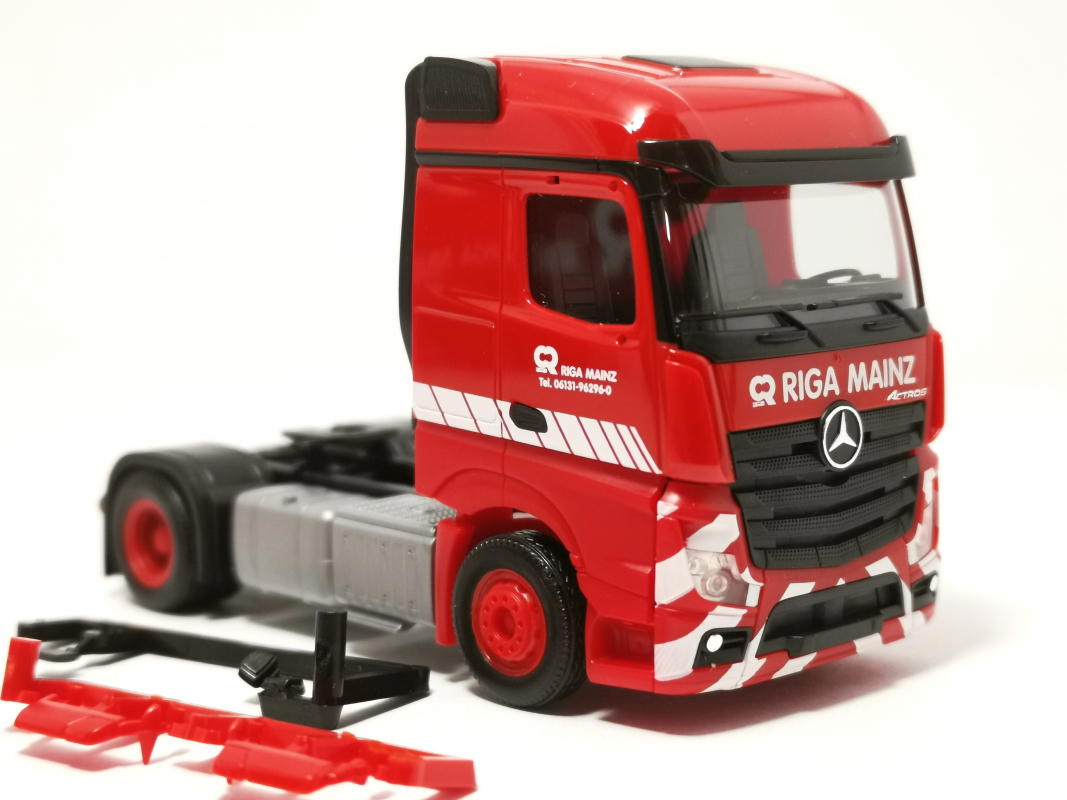 Mercedes-Benz Actros Streamspace Zugmaschine "Riga Mainz" Herpa