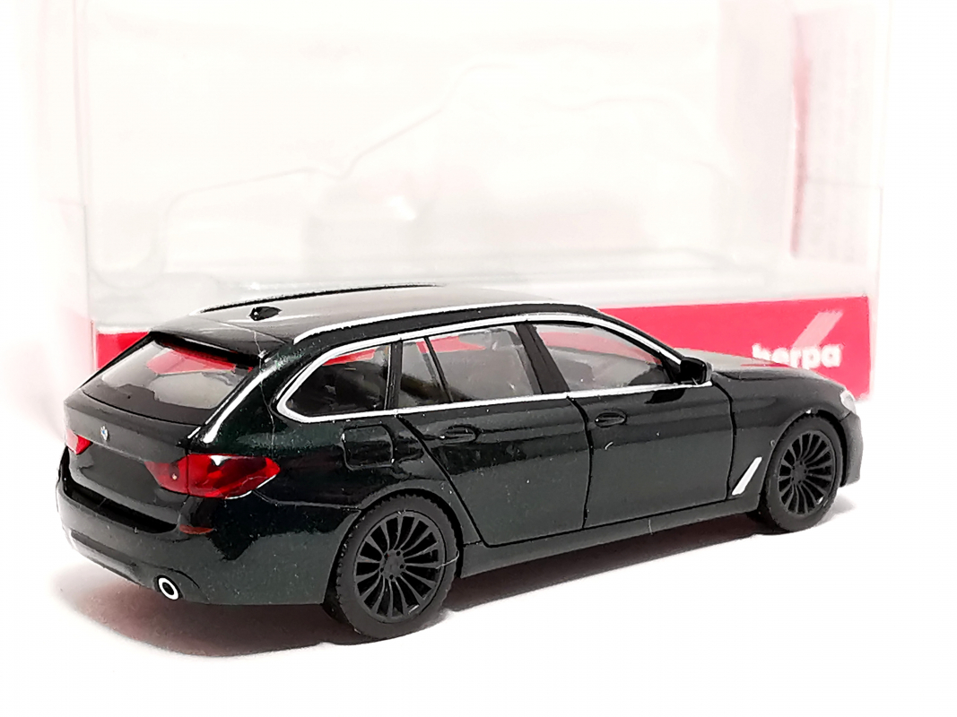 430708-004 BMW 5er Touring, oxfordgrün II Herpa