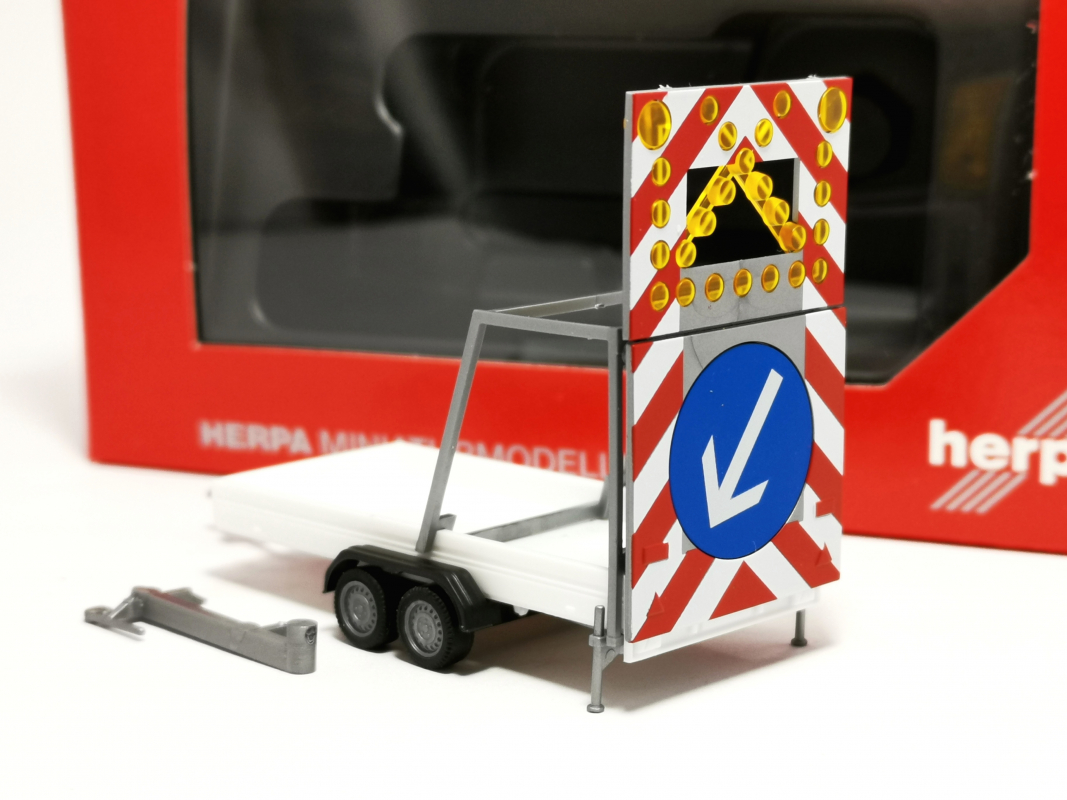 052368-004 Verkehrssicherungsanhänger 2achs, weiß Herpa
