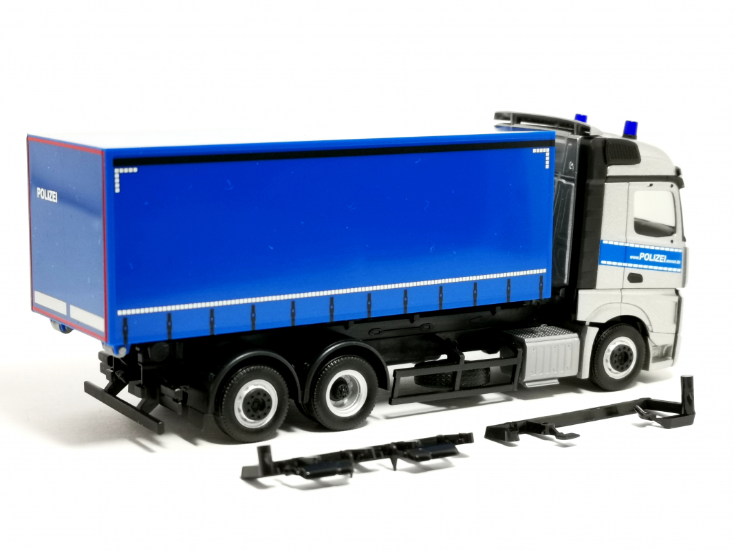 098427 Mb  Actros Streamspace LKW "Bereitschaftspolizei Mecklenburg-Vorpommern" Herpa