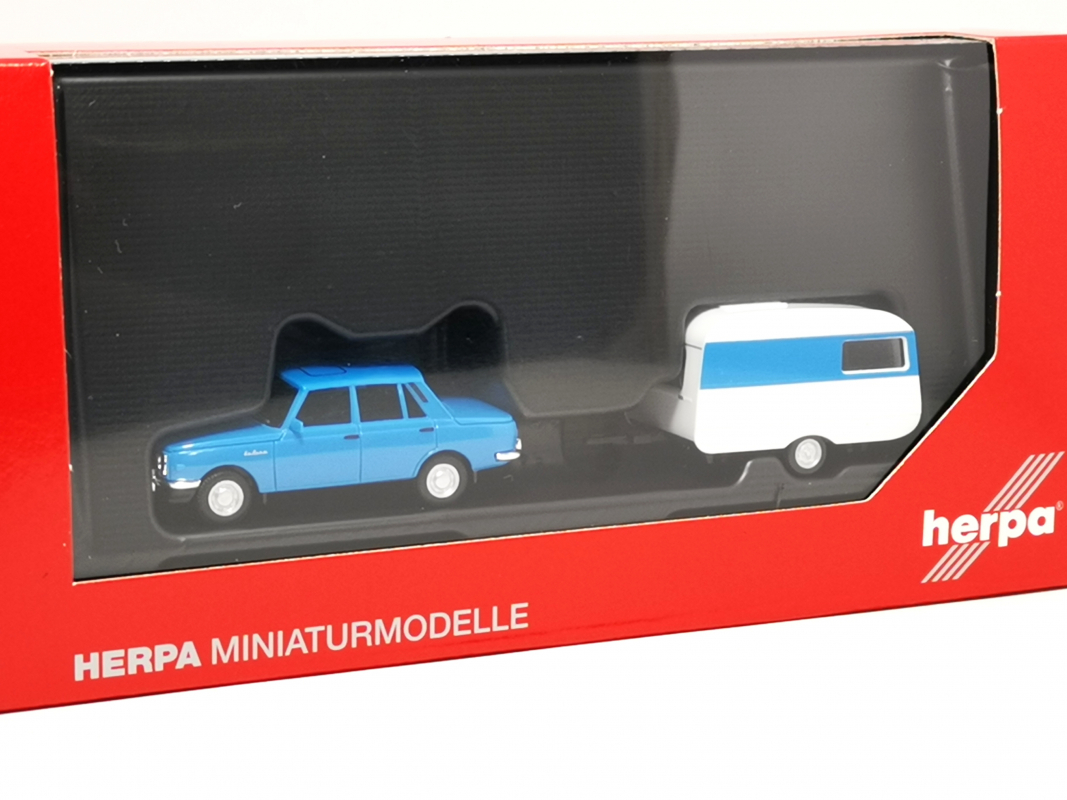 028585-002 Wartburg 353 '82 Limousine mit Qek, himmelblau Herpa
