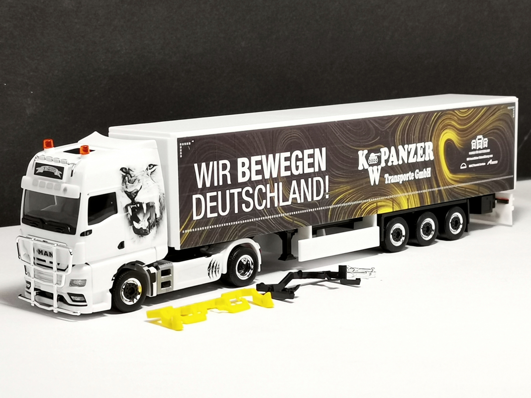 318402 MAN TGX GX Gardinenplanen-Sattelzug "K.W. Panzer / Wir bewegen Deutschland" Herpa - SALE