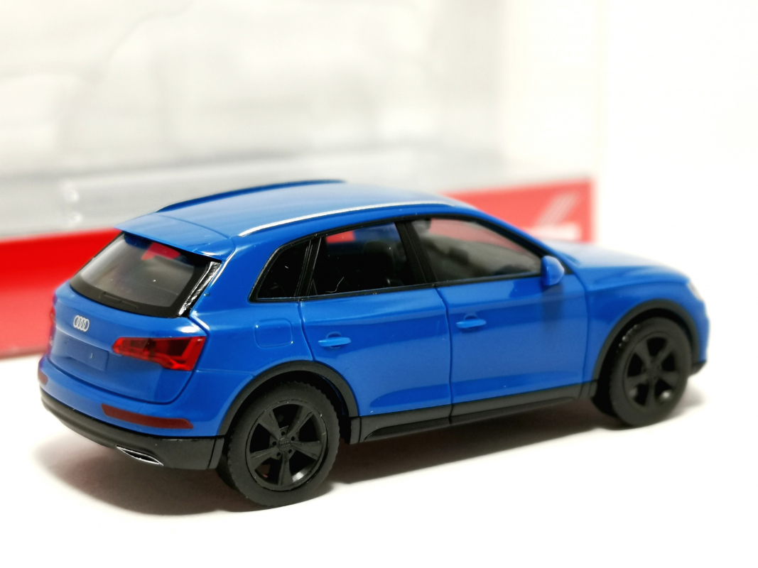 028622-002 Audi Q5, turboblau Herpa