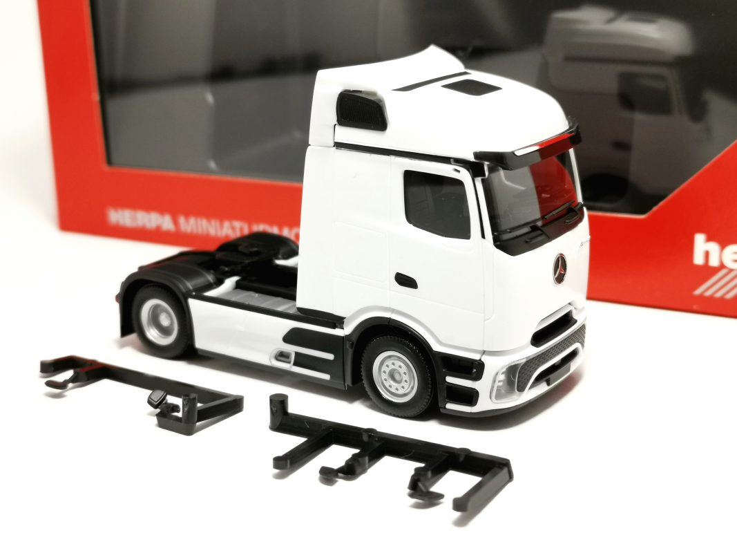 319430 Mb Actros Procabin Streamspace Zugmaschine 2achs, weiß Herpa