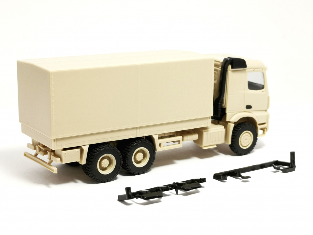 747202 Mercedes-Benz Arocs 6x6 Pritsche/Plane, sandbeige undekoriert Herpa