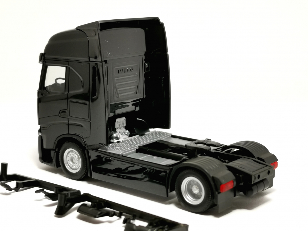 319461 Iveco S-Way facelift (MY24) Zugmaschine 2achs, schwarz Herpa