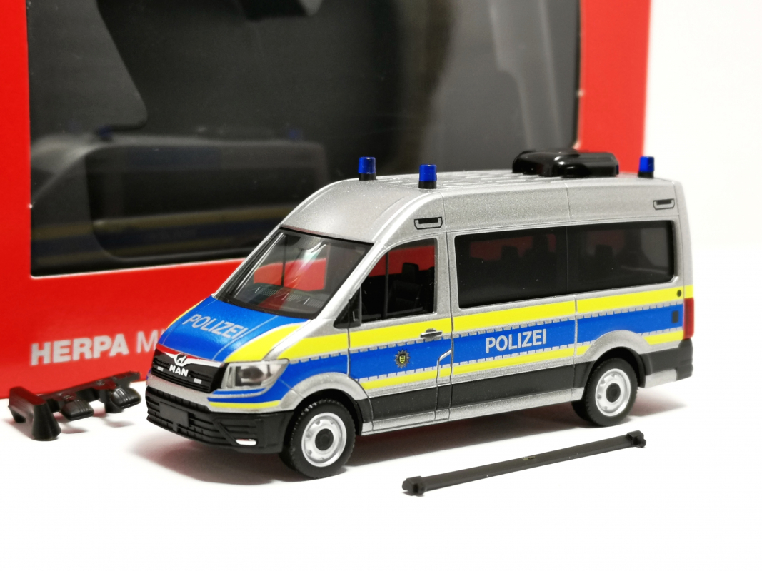 098526 MAN TGE Bus Hochdach "Mobile Wache Polizei Baden-Württemberg" Herpa